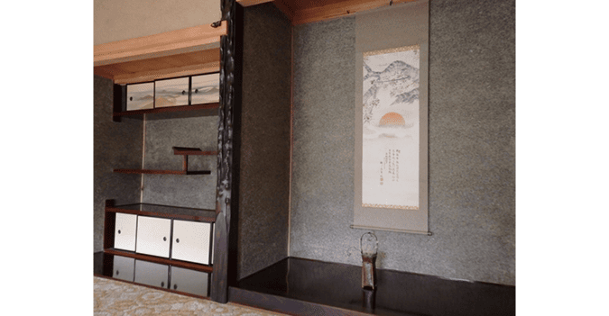 A quiet tokonoma with a kakejiku