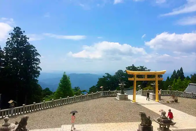 Akihasan Hongū Akiba Jinja: A Golden Torii at the End of the Mountain Road